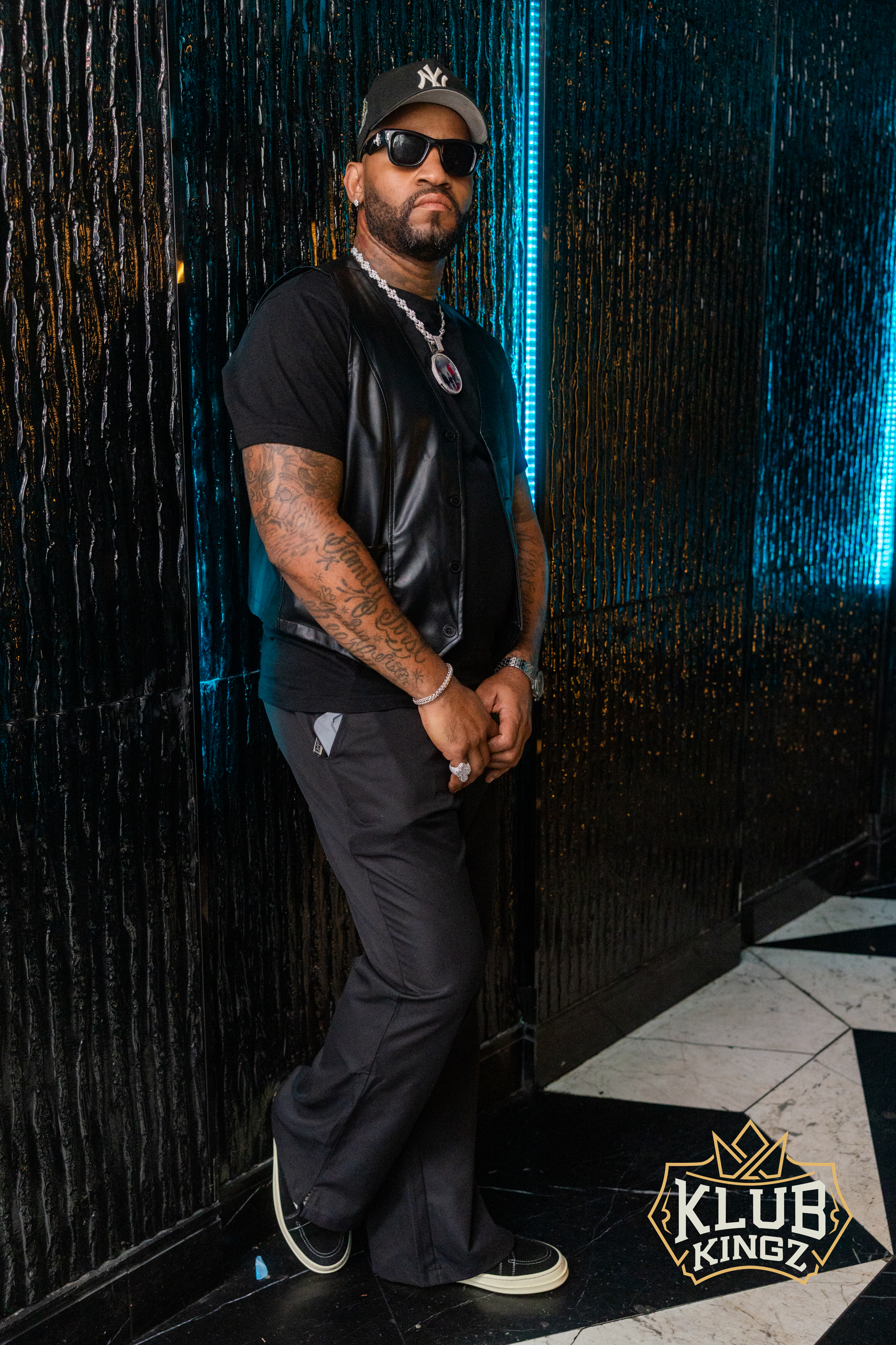 Stylish guest in black outfit and cap posing at Klub Kingz nightclub event